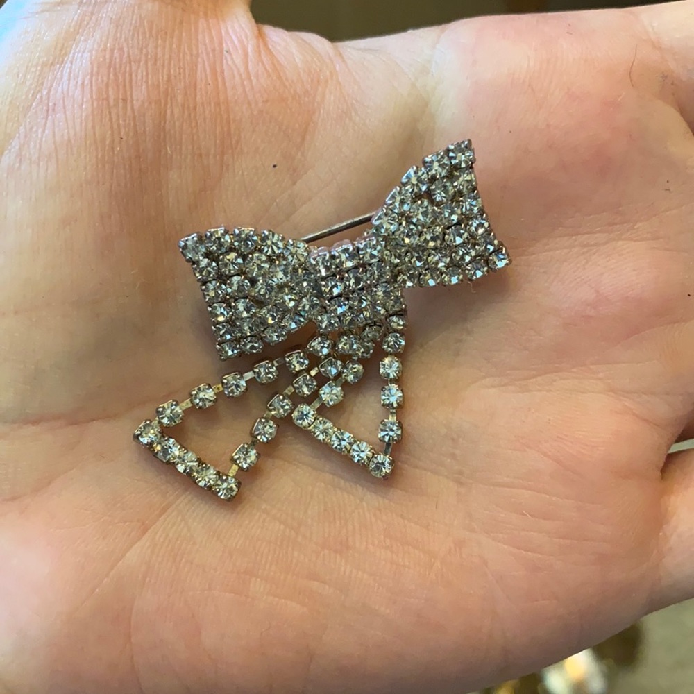 JAZZY BOW PIN!